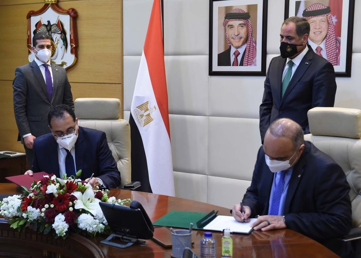 رئيسا وزراء مصر والأردن يشهدان التوقيع على سبع وثائق لتعزيز التعاون المشترك بين البلدين شهدت أعمال الدورة 33657
