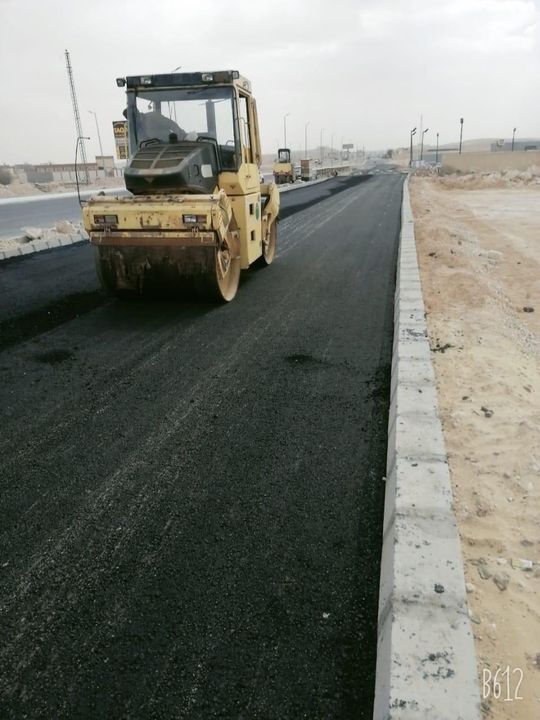 رئيس الجهاز: استكمال طبقة الأسفلت لازدواج الطريق الصحراوي الشرقي بمدينة المنيا الجديدة 42024