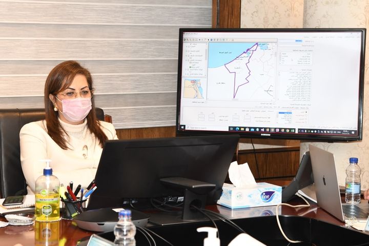 اجتمعت الدكتورة هالة السعيد، وزيرة التخطيط والتنمية الاقتصادية، والدكتور عاصم الجزار، وزير الإسكان 46644