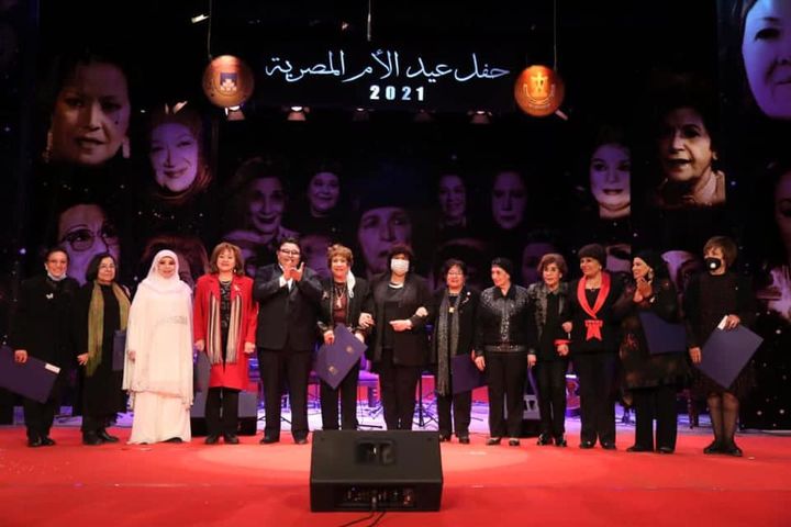 وزيرة الثقافة تكرم الأمهات المثاليات من العاملات ونجمات الابداع بالمسرح القومي عبد الدايم : الاحتفاء 48910