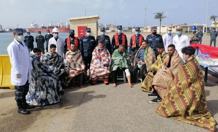 القوات البحرية تنجح فى إنقاذ طاقم سفينة نقل بضائع بعد تعرضها للغرق 48930