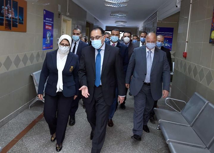 رئيس الوزراء يشهد بدء تطعيم أصحاب الأمراض المزمنة وكبار السن بالجرعة الأولى من لقاحات فيروس كورونا بالقطامية 49049