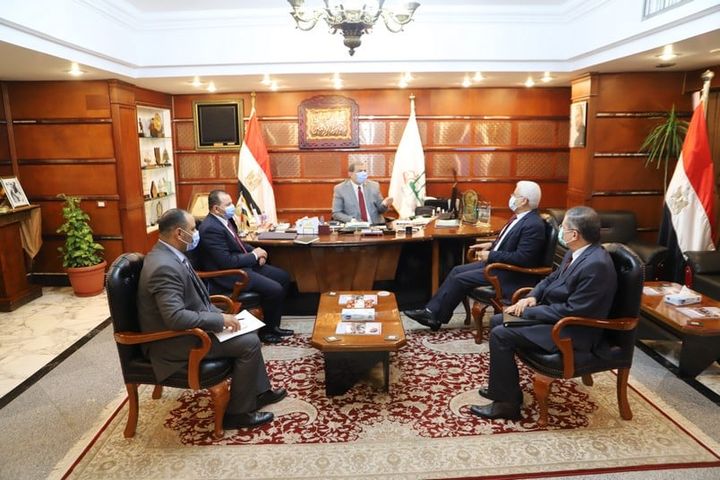 تنفيذاً لتوجيهات الرئيس السيسي سعفان يبحث مع عوض توفير الحماية والرعاية الاجتماعية والصحية والتأمينية 52465