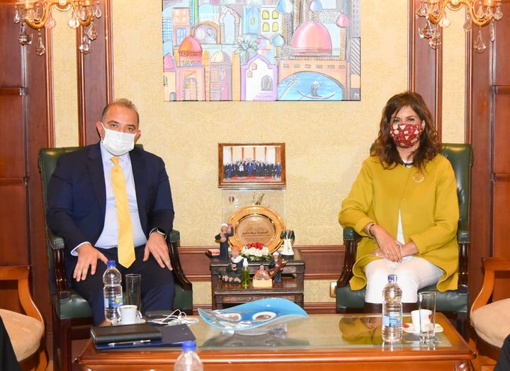 وزيرة الهجرة تستقبل رئيس البورصة المصرية وممثلي شركات وساطة في الاوراق المالية استجابة للمصريين بالخارج 54707
