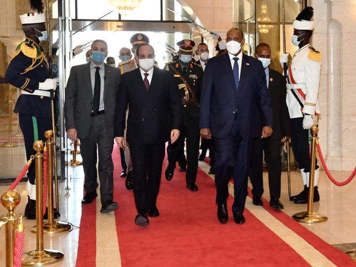 التقى السيد الرئيس عبد الفتاح السيسي اليوم بالقصر الجمهوري في العاصمة السودانية الخرطوم، مع السيد الفريق أول 64110
