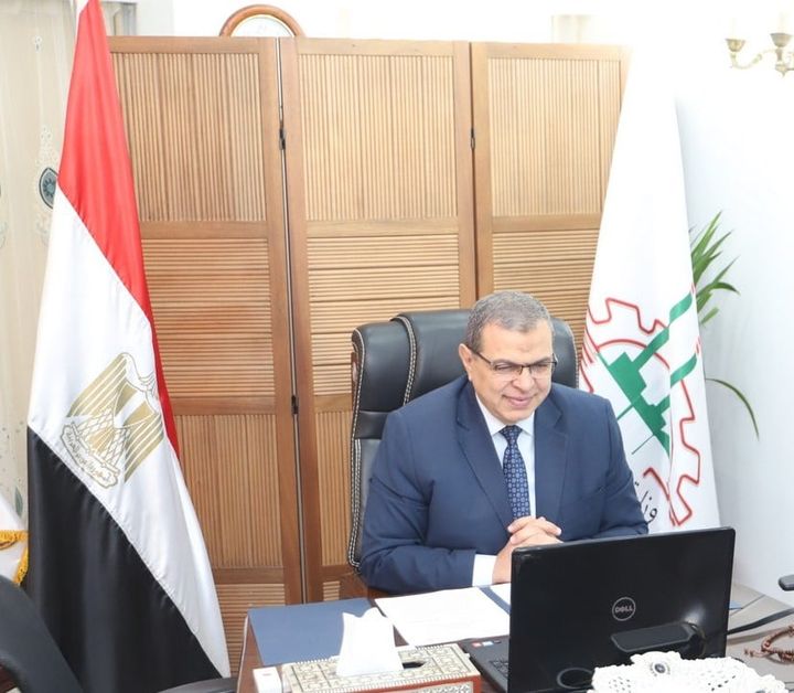 القوى العاملة تنجح فى تحصيل 640 ألف جنيه مستحقات 7 عمال بجدة أعلن وزير القوي العاملة محمد سعفان أن مكتب 71042
