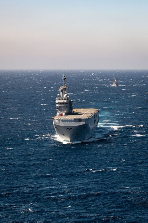 القوات البحرية المصرية والفرنسية تنفذان تدريباً بحرياً عابراً بنطاق الأسطول الجنوبى بقاعدة البحر الأحمر 75503 1