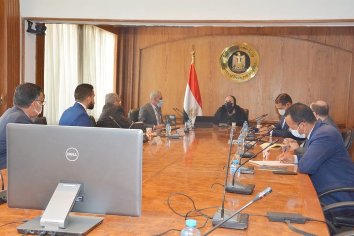 وزيرة التجارة والصناعة تستعرض مع أعضاء المجلس التصديري للحرف والصناعات اليدوية سبل تنمية وتطوير القطاع 88975
