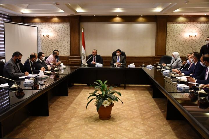 وزير الرياضة يبحث آخر استعدادات بطولة العالم للسلاح اجتمع الدكتور أشرف صبحي وزير الشباب والرياضة ، صباح 94903