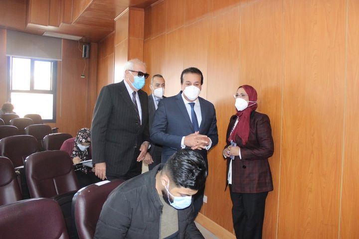 وزير التعليم العالي يتفقد عددًا من لجان الامتحانات بالجامعات الخاصة والمعاهد العليا تفقد د 95314