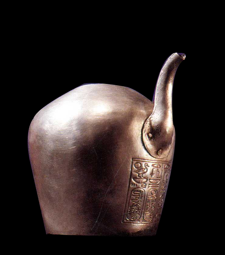 المتحف المصري قطع أثرية فريدة إناء للتطهر مصنوع من الفضة ينسب للملك بسوسينس الأول رقم التسجيل 85901 مادة Ev