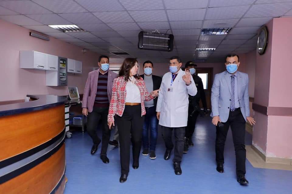 قامت الدكتورة منال عوض محافظ دمياط، بزيارة تفقدية إلى مركز القلب والجهاز الهضمي بمدينة دمياط المخصص لتطعيم Ev4VA0SXcAIq8X8