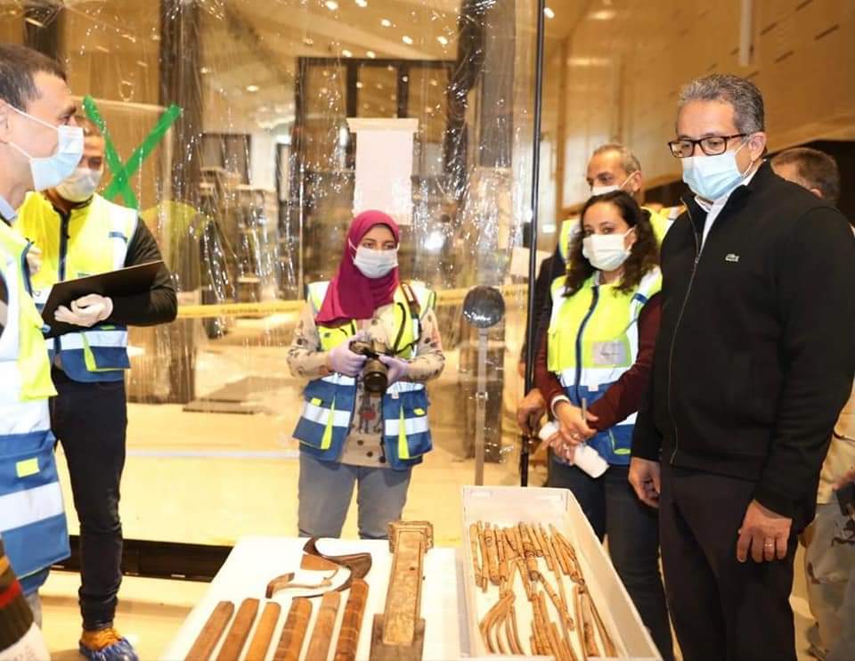 الدكتور خالد العناني وزير السياحة والآثار يشهد وضع أوائل القطع من كنوز الملك توت عنخ آمون في فتارين العرض Ev6iZ3oXEAAHzJr