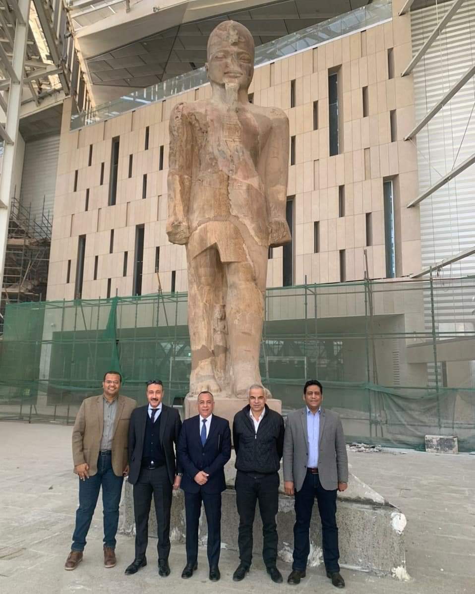 مشروع نقل وتجميع وترميم تمثال الملك رمسيس الثاني بالمتحف المصري الكبير، التمثال بارتفاع 8 متر ووزنه 30 طن، Ev8j9KkXYAIMWUB