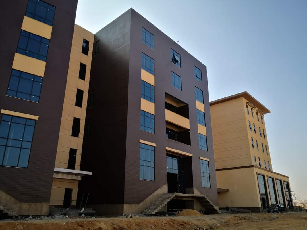 أعمال إنشاء جامعة العاصمة الدولية، بالعاصمة الإدارية الجديدة، والتى تبلغ مساحتها حوالى 57 فدانا، وتشتمل EvV IebXUAApZJs