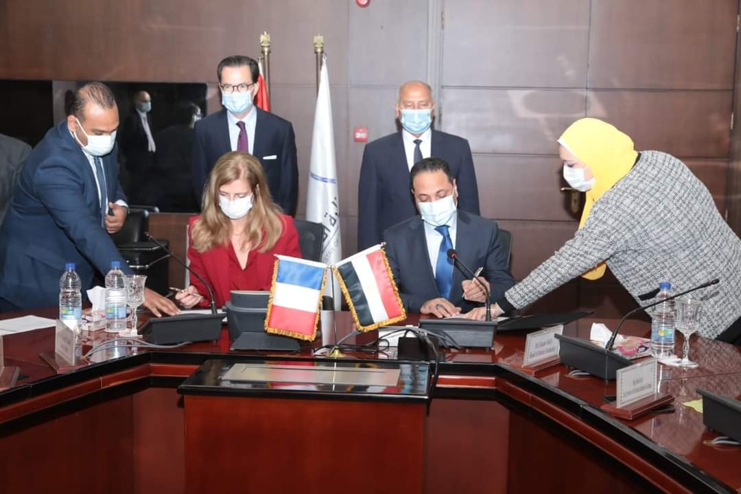 شهد اليوم الفريق مهندس كامل الوزير – وزير النقل، توقيع عقد إدارة وتشغيل وصيانة القطار الكهربائيLRT (عدلي Evjm0GLXYAM0XNN