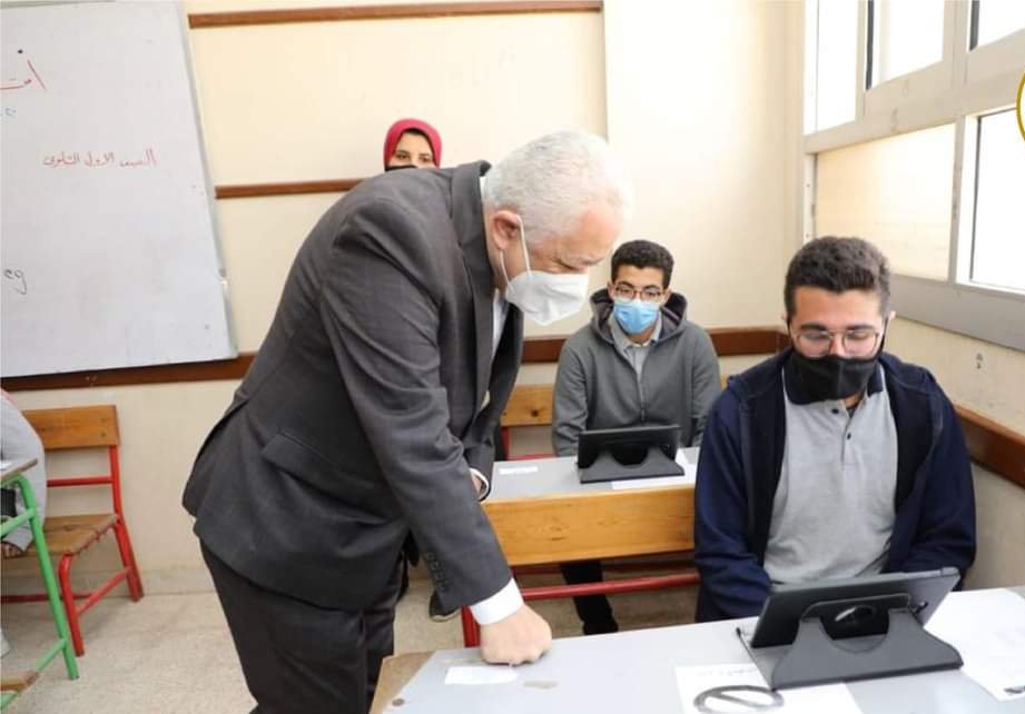 مصر تتعاقد مع شركة "سامسونج" العالمية على توطين صناعة التابلت في مصر بإنشاء مصنع في بني سويف وأجهزة "التابلت" EvltmhjXIAAI8vs