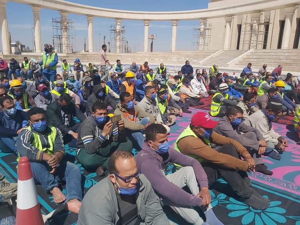 العاملون بمشروع مبنى مجلس النواب بالعاصمة الإدارية الجديدة يؤدون صلاة الجمعة، حيث يتواصل العمل 24 ساعة طوال EvuIC85WQAEdC7w