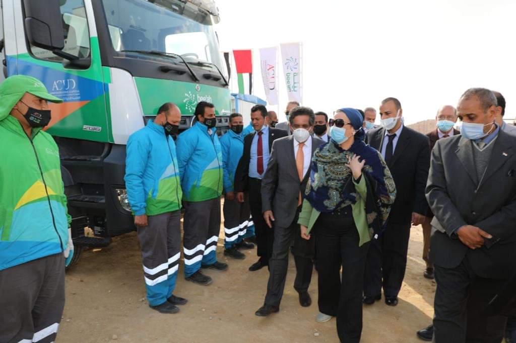 شهدت الدكتورة ياسمين فؤاد وزيرة البيئة مراسم اصطفاف معدات المرحلة الأولى لمنظومة النظافة بالعاصمة EvyngoFXcAkMgwP