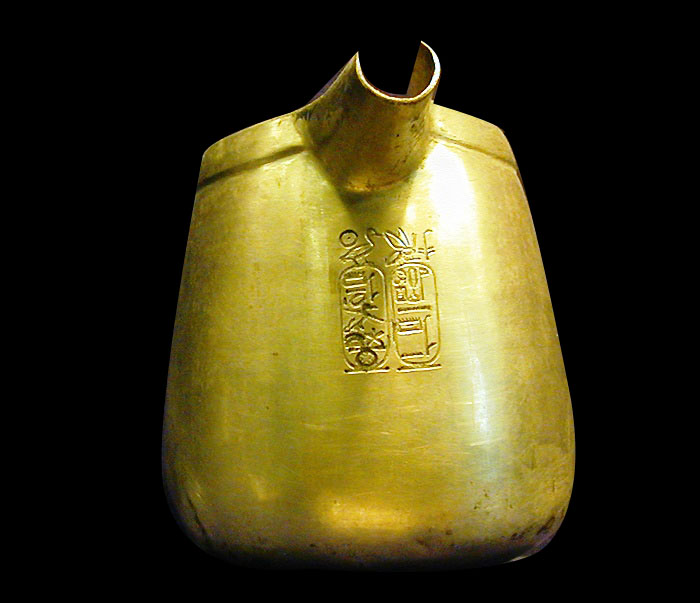 المتحف المصري قطع أثرية فريدة إناء للتطهر مصنوع من الذهب ينسب للملك بسوسنيس الأول مكان العثور تانيس - EwJBXvYWYAQLVvd