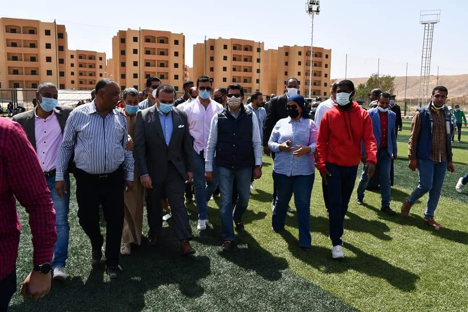 افتتح الدكتور أشرف صبحي وزير الشباب والرياضة، ملعب كرة قدم بالأبعاد القانونية مطور بنظام النجيل الصناعي EwNdC5VWUAILKHz