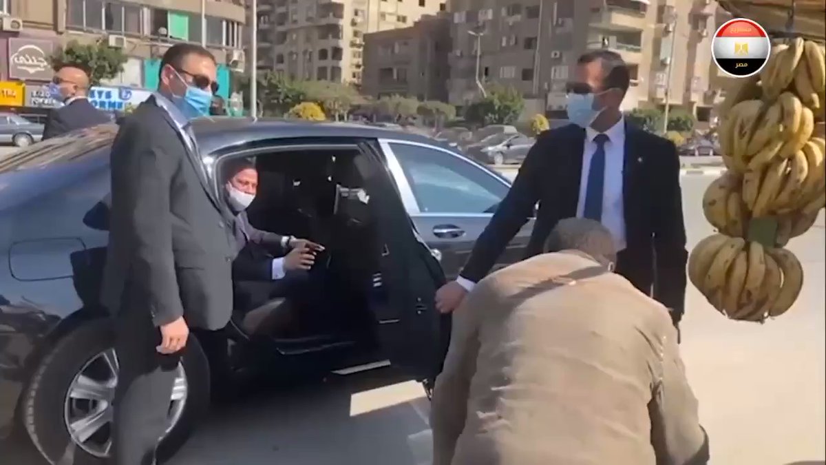 الرئيس عبد الفتاح السيسى، أثناء مروره بأحد شوارع مدينة نصر، توقف بسيارته لشراء فاكهة من المواطن محمد حسن، akgrf6LU86XAiSJ8