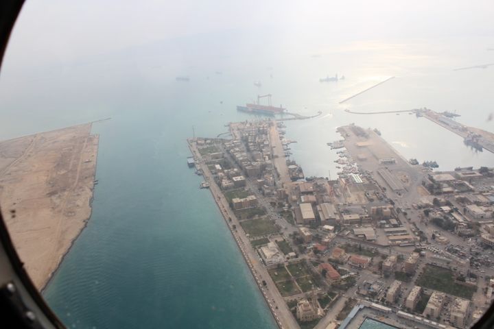 وزيرة البيئة تستقل الطائره للمسح الجوى للوضع البيئى لخليج السويس د 11153