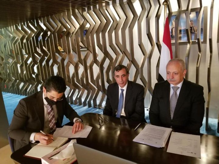 السفير المصري في طوكيو يتناول التوقيع على اتفاقية تعاون بين جامعة الجلالة وجامعة هيروشيما مع رئيس جامعة 25134