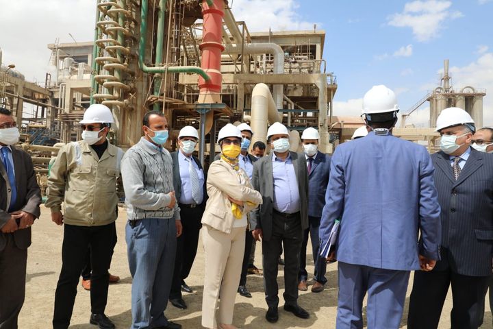 ضمن جولتها التفقدية لشركات السويس: وزيرة البيئة تتابع الوضع البيئي لشركة النصر للأسمدة والصناعات 26213