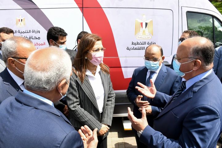 وزارة التخطيط والتنمية الاقتصادية وزارة التخطيط تسلم الدفعة الأولى من سيارات المراكز 26345