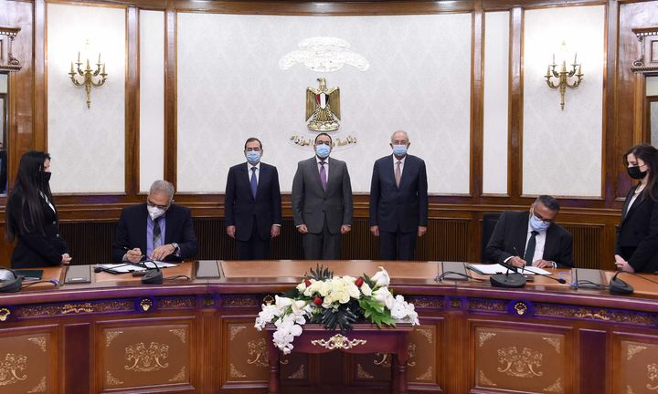 في إطار خطة الدولة لسد احتياجات السوق المحلية من المنتجات البترولية والبتروكيماوية: رئيس الوزراء يشهد 31576