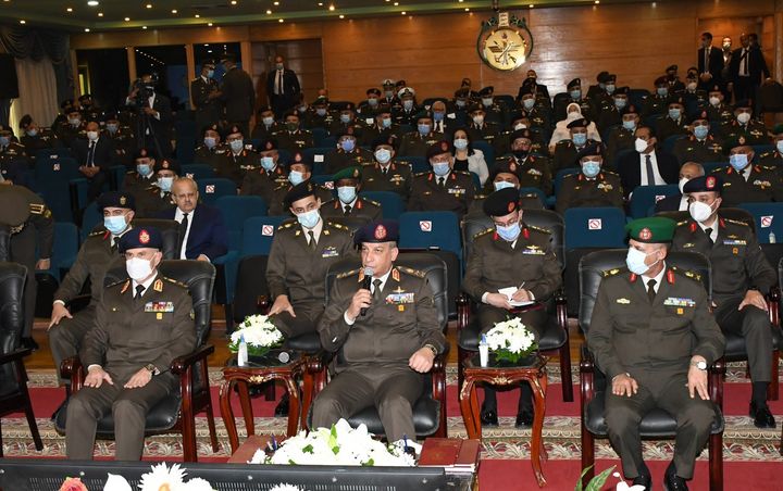 القائد العام للقوات المسلحة وزير الدفاع والإنتاج الحربى يشهد مناقشة البحث الرئيسى لأكاديمية ناصر العسكرية 33490