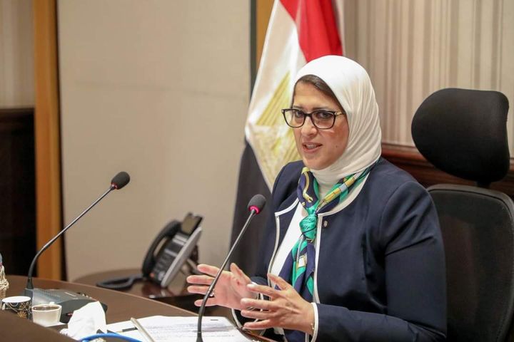 وزيرة الصحة تتابع سير العمل بمراكز لقاح فيروس كورونا بمحافظات الجمهورية وزيرة الصحة: تلقي 148 ألفًا و 987 37164
