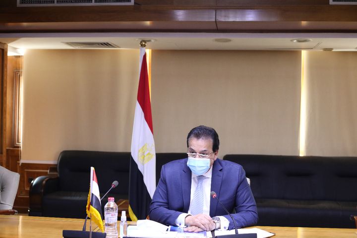 وزير التعليم العالي يتلقي تقريرا بشأن الدورة الـ٤١ للمجلس التنفيذى لمنظمة الإيسيسكو تلقي د 43695