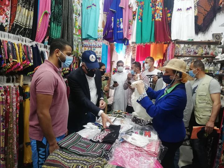 توزيع الأكياس صديقة البيئة على المواطنين والمحلات بالممشى السياحي ضمن انطلاق حملة الحد من إستخدام الأكياس 54864