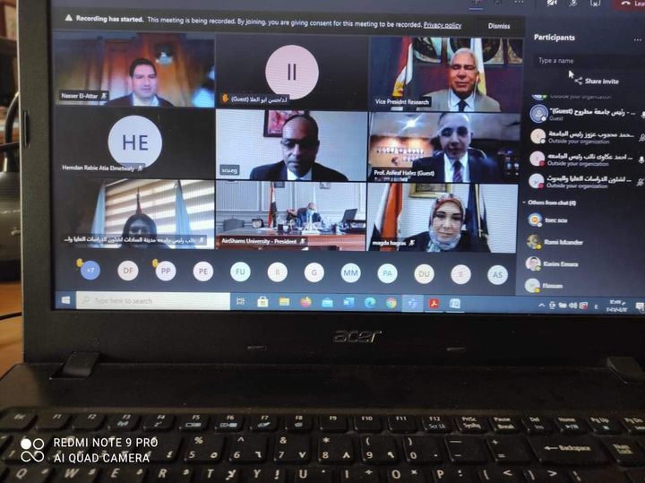 وزير التعليم العالي يستعرض تقريرًا حول اجتماع المجلس الأعلى لشئون الدراسات العليا والبحوث استعرض د 56418