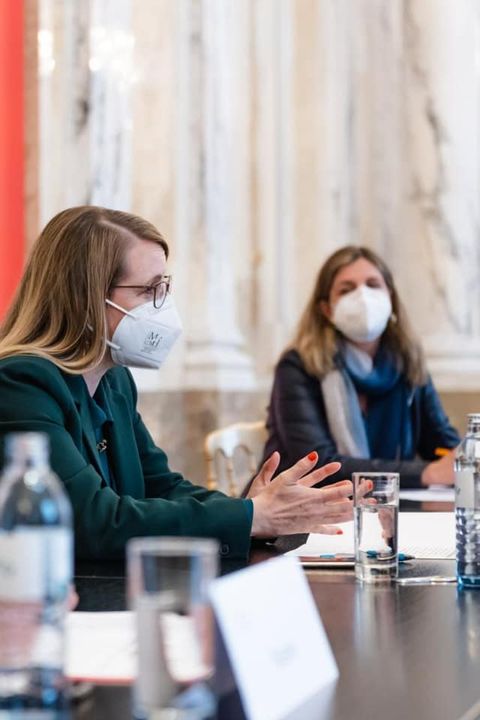 السفير المصري في فيينا يلتقي بوزيرة الاقتصاد والتحول الرقمي النمساوية 65123