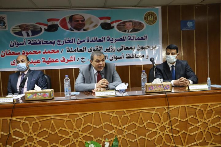 سعفان ومحافظ أسوان يلتقيان العمالة العائدة من الخارج لمساعدتهم في عمل مشروعات صغيرة التقي وزير القوى 67881