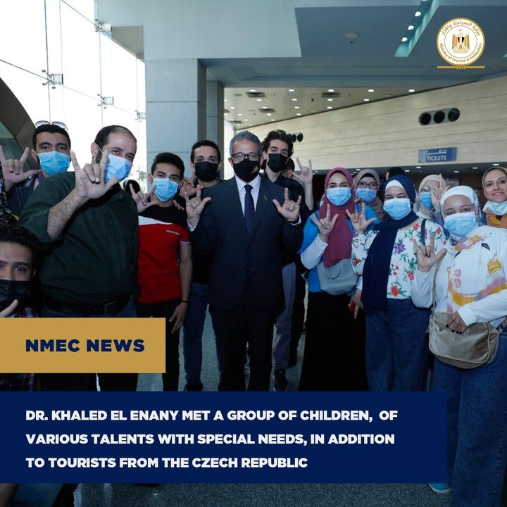 أثناء تفقده اليوم لقاعة العرض المركزي بالمتحف القومي للحضارة المصرية بالفسطاط، التقي الدكتور خالد العناني 69516