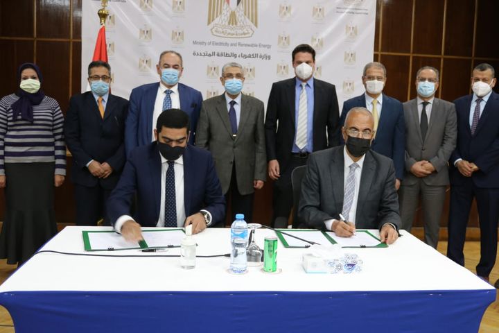 وزارة الكهرباء والطاقة المتجددة *وزير الكهرباء يشهد توقيع عقد محطة لإنتاج الكهرباء بإستخدام 76599
