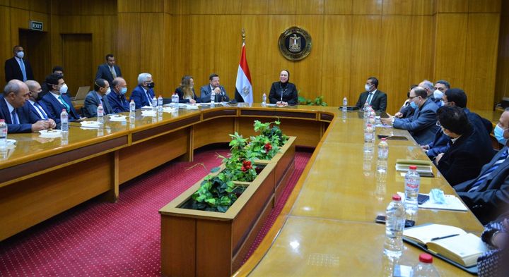 وزارة التجارة والصناعة وزيرة التجارة والصناعة تبحث مع أعضاء المجلس التصديرى للصناعات 90353