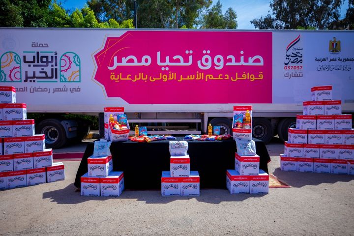 صندوق تحيا مصر قوافل أبواب الخير تصل محافظة البحيرة: صندوق تحيا مصر يوفر 105 أطنان مواد غذائية 97404