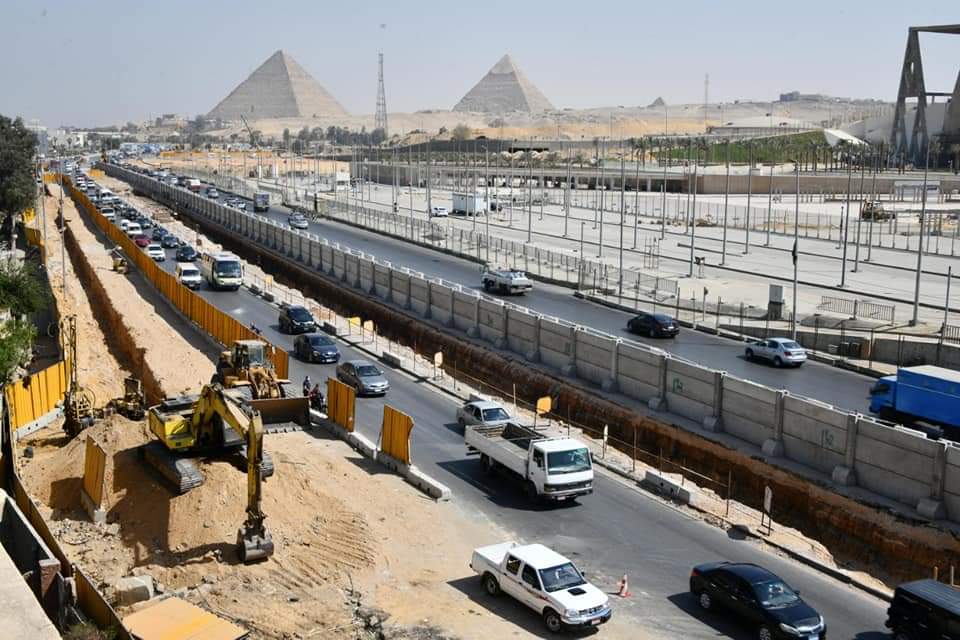 قام المهندس سيد فاروق رئيس مجلس إدارة شركة المقاولون العرب، بزيارة إلى مشروع مترو أنفاق الخط الرابع حيث E0D60PoWUAIeIJg