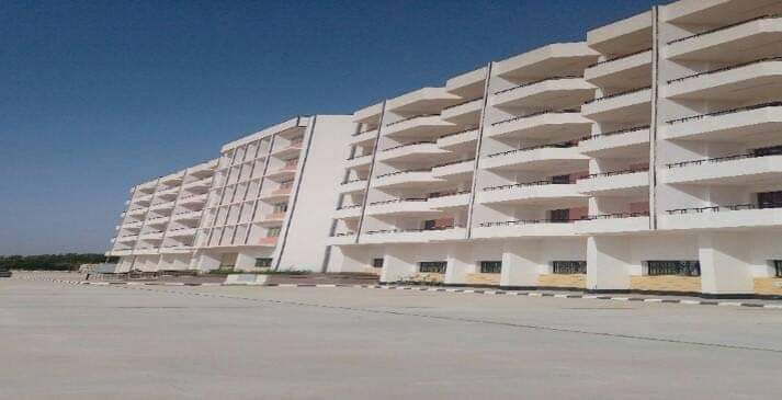 المشروعات التنفيذية لتطوير جامعة جنوب الوادي بتكلفة 958 مليون جنيه، وتشمل : ● إنشاء مجمع مدرجات كلية الطب