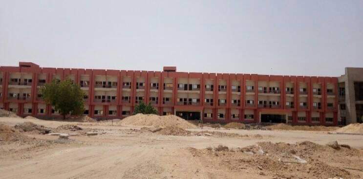 المشروعات التنفيذية لتطوير جامعة جنوب الوادي بتكلفة 958 مليون جنيه، وتشمل : ● إنشاء كلية ومركز تأهيل العلاج