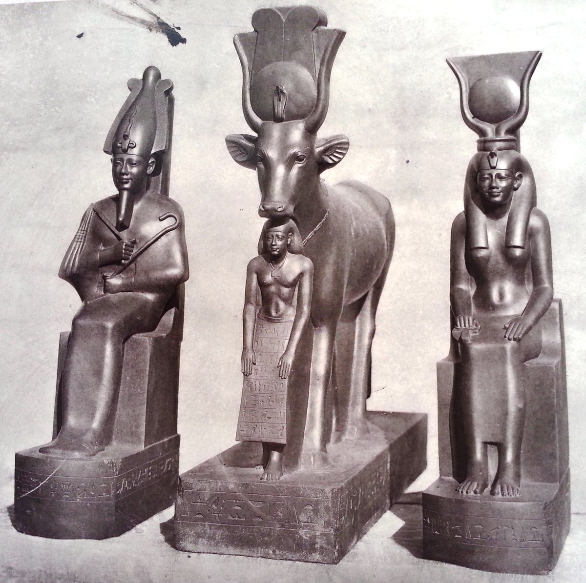 شاهد على العصر من تفاصيل عرض القطع الاثرية بمتحف بولاق قبل نقلها إلى متحف الجيزة ثم إلى المتحف المصري Ey72OK9W8AM4QDp