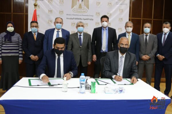 شهد الدكتور محمد شاكر وزير الكهرباء والطاقة المتجددة توقيع عقد مع تحالف شركات Belectric–CCC وذلك لإنشاء محطة EyNl8NXWYAA0KCC