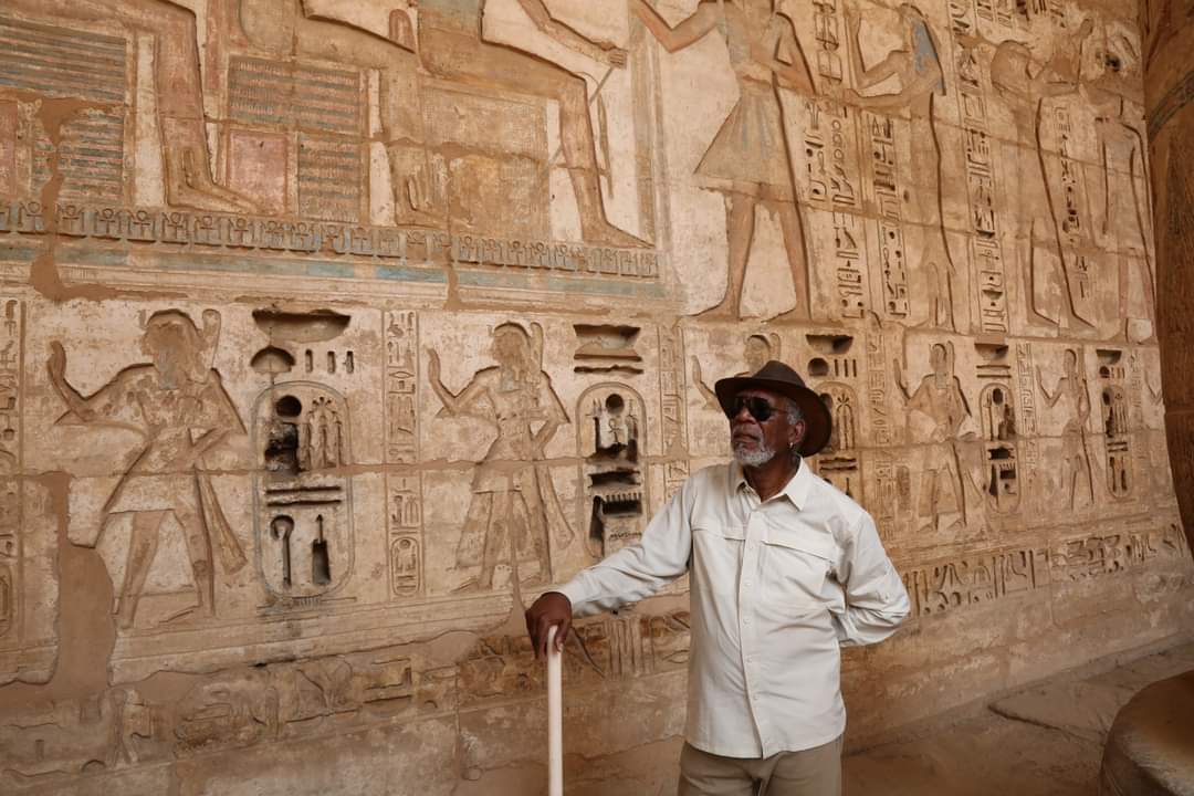 يقول الممثل العالمي "مورجان فريمان" @morgan freeman : هل تعلم أن قدماء المصريين كانوا يعتقدون أن الروح - أو الكاه - EydvfobWEAQf 5R