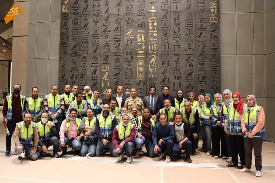 إجتمع اللواء مهندس عاطف مفتاح - المشرف العام على مشروع المتحف المصري الكبير والمنطقة المحيطة - بفريق عمل EyrlnAcWgAAOm4A