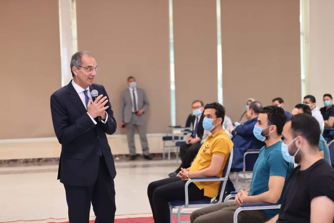 وزير الاتصالات وتكنولوجيا المعلومات، يلتقى طلبة مبادرة "بُناة مصر الرقمية"، حيث تهدف إلى تنمية قدرات EysB0L2WEAMD3Yw